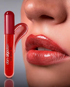 El set Red Party Don Algodón Mujer Mini incluye la fragancia Red Party de 30 ml, un brillo labial rojo 3D, un delineador de ojos con purpurina y un neceser metalizado.